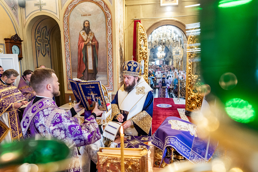 Божественная литургия в праздник Воздвижения Креста Господня в Троицком кафедральном соборе Подольска